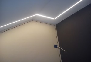 Controsoffitto in cartongesso nella scala con illuminazione led a CASALECCHIO