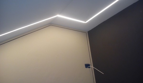 Controsoffitto in cartongesso nella scala con illuminazione led a CASALECCHIO